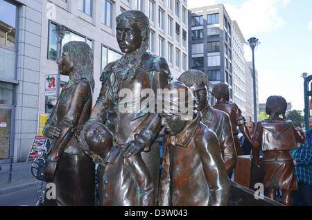 Treni per la vita, treni a morte statua da Frank Meisler 2008 fuori Friedrichstrasse stazione ferroviaria, Berlino, Germania Foto Stock