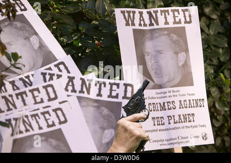 Poster in conto i cambiamenti climatici nel rally di Londra, con una pistola a mano. Foto Stock