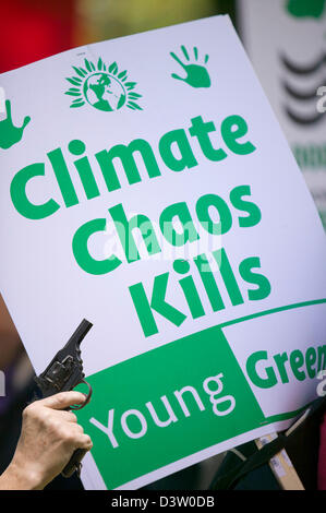 Poster in conto i cambiamenti climatici nel rally di Londra con una pistola a mano. Foto Stock