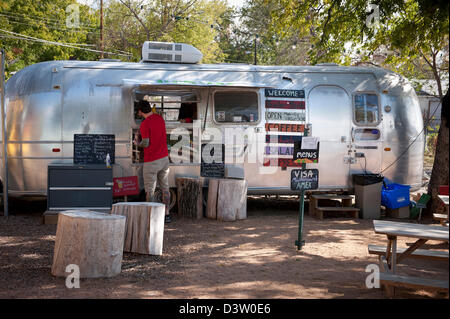 Carrello di cibo in un rimorchio Airstream la vendita di una grande varietà di cibi Foto Stock