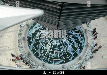 Presso il Palazzo del Reichstag a Berlino Germania, vista della cupola di vetro al di sopra di aula di discussione architetto Norman Foster Foto Stock