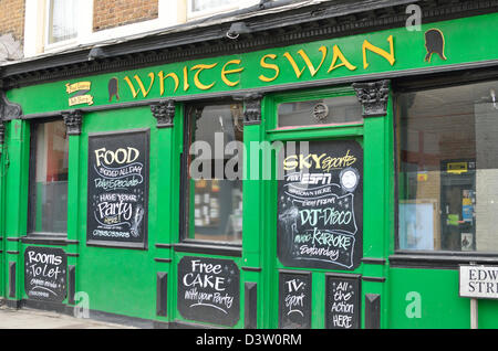 Il White Swan pub in Deptford High Street, London, Regno Unito Foto Stock