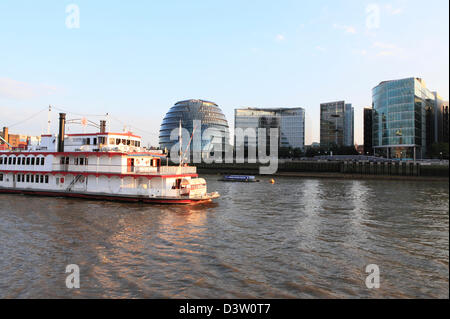 Il fiume Tamigi battello a vapore e riverside City Hall e edifici adibiti a ufficio Londra UK GB Foto Stock