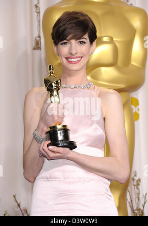 Hollywood, California, USA. 24 febbraio 2013. ANNE HATHAWAY in sala stampa con la statuetta per la migliore attrice non protagonista per 'Les Miserables' all'ottantacinquesimo annuale di Academy Awards Dolby Theater. (Immagine di credito: credito: Lisa O'Connor/ZUMAPRESS.com/Alamy Live News) Foto Stock