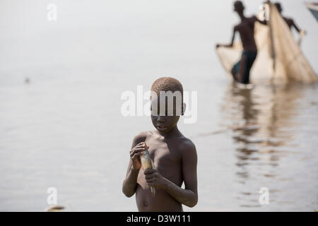 BOR, SUD SUDAN, 19 Novembre 2012: vita quotidiana sulla porta sul Nilo al Bor. Fotografia di Mike Goldwater Foto Stock