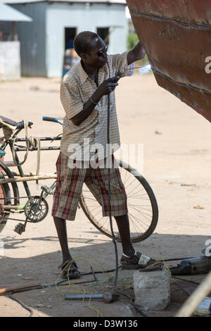 BOR, SUD SUDAN, 19 Novembre 2012: vita quotidiana sulla porta sul Nilo al Bor. Fotografia di Mike Goldwater Foto Stock