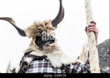 Trangas con lunghi bastoni che vagano per le strade di Bielsa, Huesca, Spagna Foto Stock