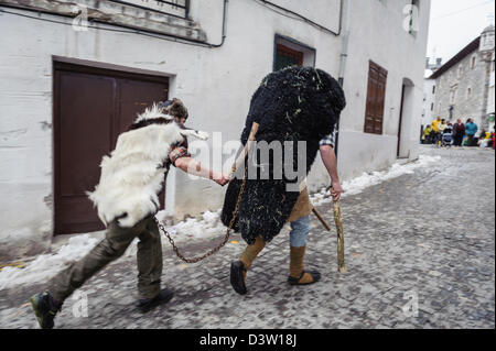 'Domador' e 'onso'. Bear trainer e orso. Il carnevale di Bielsa, Huesca, Spagna Foto Stock