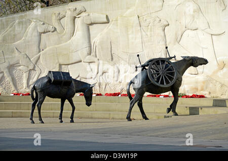 Animali in guerra monumento muli di bronzo e muraglia di pietra arcuata Portland scultura dello scultore inglese David Backhouse Park Lane Hyde Park Londra Inghilterra UK Foto Stock