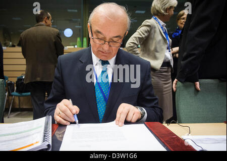 Bruxelles, Belgio. Il 25 febbraio 2013. Lucidare il ministro dell'agricoltura Stanislaw Kalemba prima dell'agricoltura UE riunione del consiglio a Bruxelles, in Belgio, il 25.02.2013 da Wiktor Dabkowski (credito Immagine: © Wiktor Dabkowski/ZUMAPRESS.com) Foto Stock