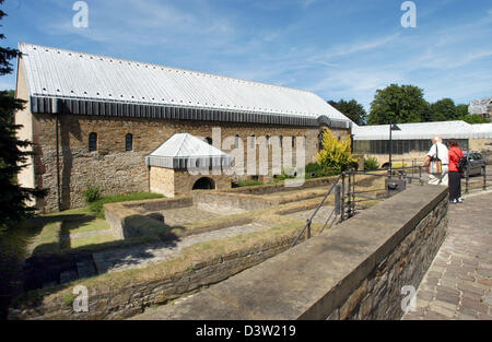 (Dpa file) - l'immagine mostra il Palazzo Imperiale in Paderborn, Germania, 15 luglio 2006. Nel 1964, i muri di fondazione di Carlo Magno palazzo risalente fine VIII secolo sono state scoperte accanto alla cattedrale. Nel 1977, il meglio conservato palazzo di Enrico II è stato scavato. Oggi il Palazzo Imperiale è un museo e un centro culturale. Foto: Horst Ossinger Foto Stock