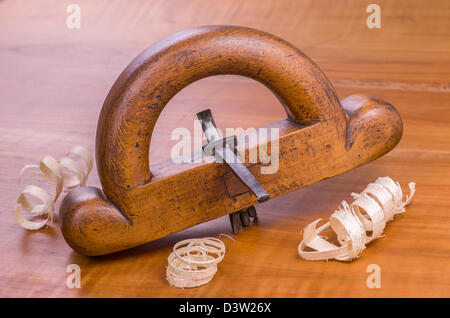 Vecchio router piano con trucioli in un legno di ciliegio board Foto Stock