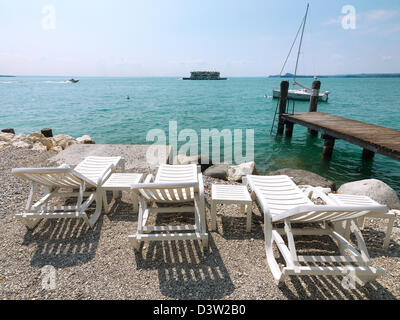 Toscolano-Maderno, Italia sedie a sdraio, sul lungolago in Toscolano-Maderno Foto Stock