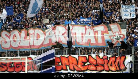 Amburgo è un fan mostrano gli striscioni in solidarietà con il giocatore Timoteo Atouba durante la partita della Bundesliga Hamburger SV vs 1.FC Norimberga al AOL Arena stadium di Amburgo, in Germania, sabato, 09 dicembre 2006. Atouba è stata sospesa dal suo club per aver dato il dito per l'avversario di fan quando lo chiamavano i nomi dei razzisti nell'ultima partita casalinga. La partita si è conclusa in un no-cliente disegnare. Phot Foto Stock