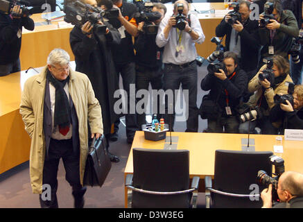 Ex Repubblica federale tedesca il Ministro degli esteri tedesco Fischer (L) arriva ad una audizione della commissione speciale d'inchiesta della Federal Intelligence Service (BND) di Berlino, Germania, giovedì, 14 dicembre 2006. Il comitato è stato nominato il 7 aprile 2006 non solo di indagare il rapimento di El-Masri ma anche la missione dettagli di due BND-agenti a Baghdad durante l'Iraq-guerra. Foto: Foto Stock