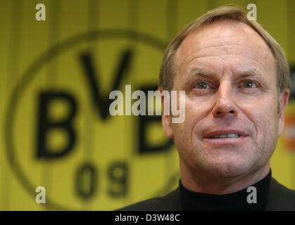 Club della Bundesliga Borussia Dortmund è di nuovo allenatore Juergen Roeber risponde alle domande dei giornalisti di fronte alla club il logo in occasione di una conferenza stampa a Dortmund, Germania, martedì, 19 ottobre 2006. Roeber riesce Bert van Marwijk. Ha firmato un contratto fino al 30 giugno 2007. Finora Roeber era stato allenatore del Partizan Belgrado, ma è stata respinta dopo non manca il titolo serbo. Foto Stock