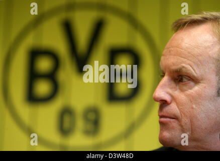 Club della Bundesliga Borussia Dortmund è di nuovo allenatore Juergen Roeber risponde alle domande dei giornalisti di fronte alla club il logo in occasione di una conferenza stampa a Dortmund, Germania, martedì, 19 ottobre 2006. Roeber riesce Bert van Marwijk. Ha firmato un contratto fino al 30 giugno 2007. Finora Roeber era stato allenatore del Partizan Belgrado, ma è stata respinta dopo non manca il titolo serbo. Foto Stock