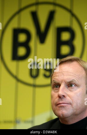 Club della Bundesliga Borussia Dortmund è di nuovo allenatore Juergen Roeber risponde alle domande dei giornalisti di fronte alla club il logo in occasione di una conferenza stampa presso l'SignalIduna Park Stadium di Dortmund in Germania, martedì, 19 ottobre 2006. Roeber riesce Bert van Marwijk. Ha firmato un contratto fino al 30 giugno 2007. Finora Roeber era stato allenatore del Partizan Belgrado, ma è stato respinto in vi Foto Stock