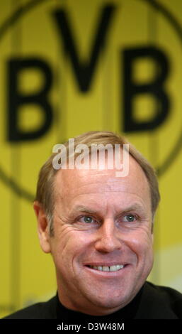 Club della Bundesliga Borussia Dortmund è di nuovo allenatore Juergen Roeber risponde alle domande dei giornalisti di fronte alla club il logo in occasione di una conferenza stampa presso l'SignalIduna Park Stadium di Dortmund in Germania, martedì, 19 ottobre 2006. Roeber riesce Bert van Marwijk. Ha firmato un contratto fino al 30 giugno 2007. Finora Roeber era stato allenatore del Partizan Belgrado, ma è stato respinto in vi Foto Stock