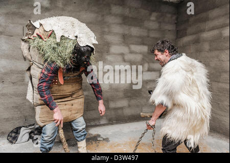 'Domador' e 'onso'. Bear trainer e orso. Il carnevale di Bielsa, Huesca, Spagna Foto Stock