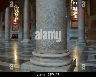 (Dpa file) - La foto mostra le colonne all'interno della basilica 'S. Paolo fuori le Mura di Roma, Italia, 18 aprile 2005. Foto: Lars Halbauer Foto Stock