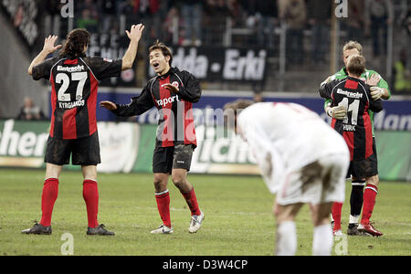 Eintracht Frankfurt i giocatori di Sotirios Kyrgiakos, Takahara Naohiro, portiere Markus Pröll e Michael Thurk (back-L-R) celebrano il loro trionfo sulla 1.FC Colonia dopo il turno degli ultimi 16 Coppa Tedesca corrisponde all'Commerzbank-Arena stadium di Francoforte sul Meno, Germania, martedì, 19 dicembre 2006. Francoforte sul Meno bisogno di tempo supplementare per battere di seconda divisione Colonia 3-1, con Takahara e Kirgi Foto Stock