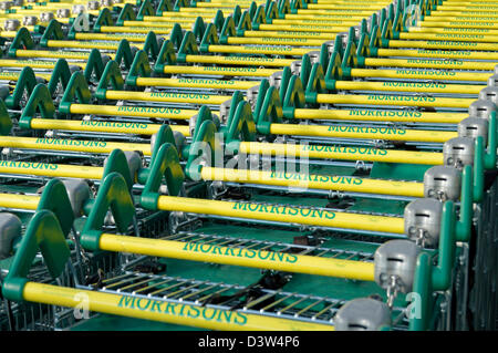 Primo piano supermercato shopping trolley ripetizione branding etichette a Morrisons commercio commercio alimentare drogheria negozio Maldon Essex Inghilterra UK Foto Stock