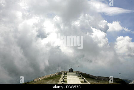 La foto mostra i fascisti' e landmark ossario Monte Grappa vicino a Bassano, Italia, 22 maggio 2006. Il monte Grappa è a 1776 metri a monte in Veneto. Parte delle Prealpi, la montagna è diviso tra le province di Vicenza e Treviso e Belluno. Fu sede di una famosa la Prima Guerra Mondiale la battaglia. La battaglia di Monte Grappa, talvolta chiamato "l'Italia Thermop Foto Stock