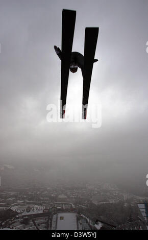 Un ignoto ponticello di sci è in volo durante un salto di formazione per la terza fase del cinquantacinquesimo torneo delle quattro colline al 'Bergisel grandi Hill" a Innsbruck, Austria, Mercoledì, 03 gennaio 2007. Foto: Peter Kneffel Foto Stock