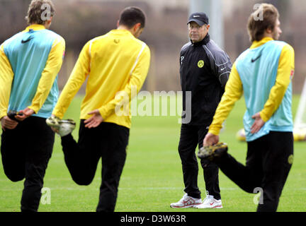 Bundesliga tedesca club Borussia Dortmund è di nuovo allenatore Juergen Roeber (2a da R) Guarda il suo giocatori durante la prima sessione di formazione dopo la pausa invernale a Dortmund, Germania, giovedì, 04 gennaio 2007. Foto: Bernd Thissen Foto Stock