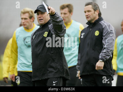 Bundesliga tedesca club Borussia Dortmund è di nuovo allenatore Juergen Roeber anteriore (L) e l'assistente allenatore Bernd Storck (anteriore R) sono illustrati con diversi giocatori durante la prima sessione di formazione dopo la pausa invernale a Dortmund, Germania, giovedì, 04 gennaio 2007. Foto: Bernd Thissen Foto Stock