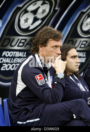 Il pensative allenatore del club della Bundesliga Amburgo, Thomas Doll (L), è raffigurato prima della partita di Amburgo contro l'Iran del Dubai Football Challenge 2007 al Al Maktoum Stadium di Dubai, Emirati arabi uniti, lunedì 08 gennaio 2007. Foto: Daniel Karmann Foto Stock