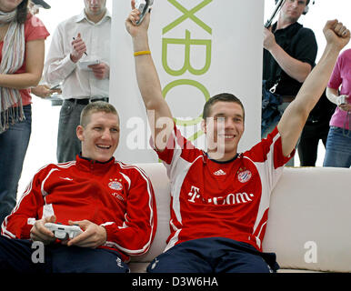 Bundesliga tedesca club FC Bayern Monaco di Baviera centrocampista Bastian SCHWEINSTEIGER (L) e l'attaccante Lukas Podolski riprodurre video giochi durante il club di training camp a Dubai, Emirati arabi uniti, Martedì, 09 gennaio 2007. Foto: Daniel Karmann Foto Stock