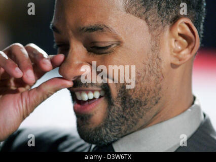 Noi attore americano Will Smith è raffigurato in Germania premiere del suo nuovo film 'Dcome Streben nach Glueck' (la ricerca della felicità) di Berlino, Germania, martedì, 09 gennaio 2007. Foto: Soeren Stache Foto Stock