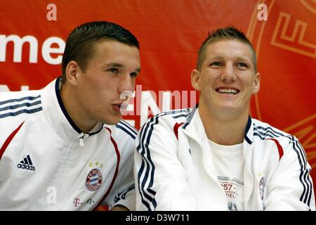 Lukas Podolski (L) e Bastian SCHWEINSTEIGER del FC Bayern Monaco di Baviera chat durante una sessione di autografi in un negozio adidas a Dubai, Emirati arabi uniti, giovedì 11 gennaio 2207. Foto: Daniel Karmann Foto Stock