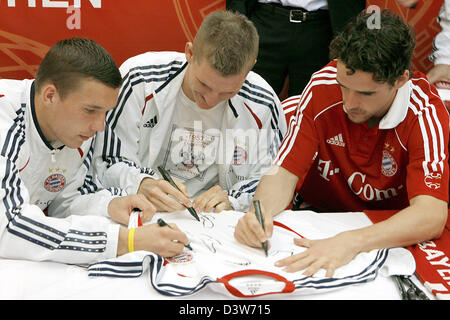 Lukas Podolski, Bastian SCHWEINSTEIGER e Owen Hargreaves (L-R) di FC Bayern Monaco di Baviera firmare una maglia tricot durante una sessione di autografi in un negozio adidas a Dubai, Emirati arabi uniti, giovedì 11 gennaio 2207. Foto: Daniel Karmann Foto Stock