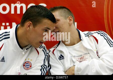 Club della Bundesliga FC Bayern Monaco attaccante Lukas Podolski (L) e il centrocampista Bastian SCHWEINSTEIGER (R) chat durante una sessione di autografi in un negozio adidas di Dubai,m Emirati arabi uniti, giovedì, 11 gennaio 2007. Foto: Daniel Karmann Foto Stock