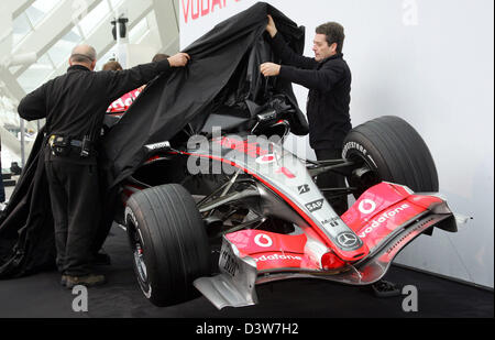 La nuova McLaren Mercedes Formel 1 racecar P4-12 è svelato durante un photocall a Valencia in Spagna, lunedì 15 gennaio 2007. La vettura deve essere pesented ufficialmente al pubblico in una mostra evento in seguito. Foto: Gero Breloer Foto Stock