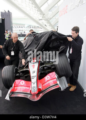 La nuova McLaren Mercedes Formel 1 racecar P4-12 è svelato durante un photocall a Valencia in Spagna, lunedì 15 gennaio 2007. La vettura deve essere pesented ufficialmente al pubblico in una mostra evento in seguito. Foto: Gero Breloer Foto Stock