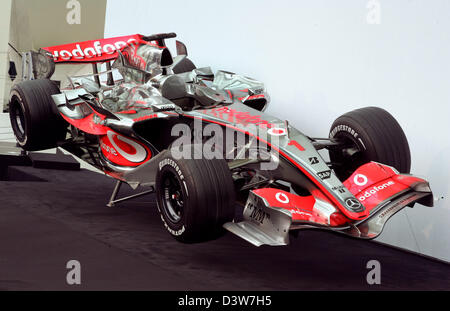 La nuova McLaren Mercedes Formel 1 racecar P4-12 è raffigurato in un photocall a Valencia in Spagna, lunedì 15 gennaio 2007. La vettura deve essere pesented ufficialmente al pubblico in una mostra evento in seguito. Foto: Gero Breloer Foto Stock