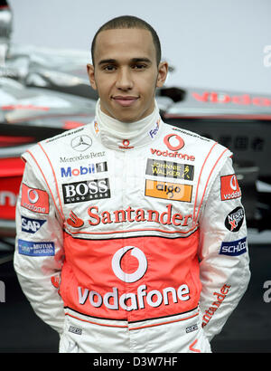 British Formula 1 pilota Lewis Hamilton sorrisi nella parte anteriore della nuova McLaren Mercedes Formula 1 racecar MP4-12 a photocall a Valencia in Spagna, lunedì 15 gennaio 2007. La vettura deve essere pesented ufficialmente al pubblico in una mostra evento in seguito. Foto: la McLaren Mercedes Foto Stock