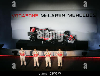 La McLaren Mecedes i piloti di Formula 1 (L-R) pilota di prova british Gary Paffett, British F1 rookie Lewis Hamilton, doppia Formula One World Champion (con Renault) Spagnolo Fenando Alonso e test driver spagnolo Pedro de la Rosa, stand orgoglioso alla presentazione della nuova McLaren Mercedes MP4-12 in Valencia, Spagna, lunedì, 15 gennaio 2007. La vettura è stata di essere ufficialmente pesented al p Foto Stock