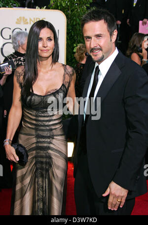 Noi attrice Courtney Cox (L) e suo marito siamo l'attore David Arquette (R) sorriso per le telecamere come essi arrivano al sessantaquattresimo Annuale di Golden Globes in Beverly Hills, CA, Stati Uniti, lunedì, 15 gennaio 2007. Foto: Hubert Boesl Foto Stock