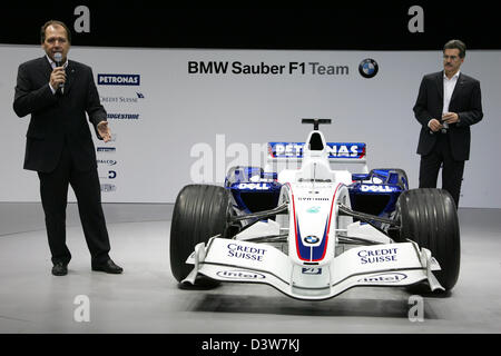 La BMW Sauber F1 il direttore tecnico Willy Rampf (L) e direttore motorsport Mario Theissen (R) illustrato in occasione della presentazione della nuova BMW Sauber F1.07' a Valencia in Spagna, Martedì, 16 gennaio 2007. Foto: Gero Breloer Foto Stock