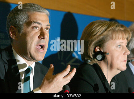 Primo ministro portoghese José Socrates (L) e il Cancelliere tedesco Angela Merkel a dare una conferenza stampa nella sede del Parlamento europeo a Strasburgo, Francia, Mercoledì, 17 gennaio 2007. Merkel ha presentato il programma del governo tedesco per i suoi 6 mesi di presidenza Ue al parlamento. Foto: Patrick Seeger Foto Stock