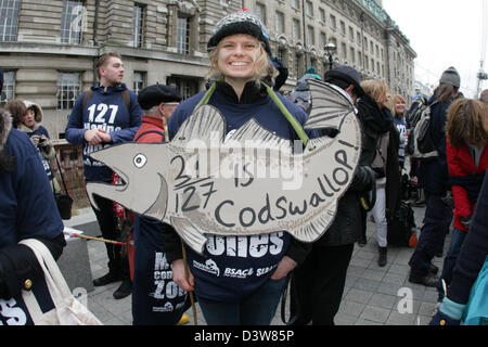 Londra, Regno Unito. Il 25 febbraio 2013. Attivista cod con targhetta sagomata di lettura è 31/127 codswallop! Lo Chef Hugh Fearnley-Whittingstall in congiunzione con il Marine Conservation Society, Sealife e il British Sub-Aqua Club, conduce a marzo dal London Aquarium per le Case del Parlamento per mostrare il governo quanto supporto vi è per di più la protezione dei mari e la 127 MCZs (Marine zone di conservazione). Londra, UK, 25 febbraio 2013. Credito: martyn wheatley / Alamy Live News Foto Stock