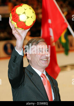 Il presidente tedesco Horst Koehler mostra un handball durante la cerimonia di apertura al 2007 la Germania pallamano campionato mondiale a Berlino, Germania, Venerdì, 19 gennaio 2007. La partita di apertura Germania vs Brasile sarà seguire subito dopo. Foto: Gero Breloer Foto Stock