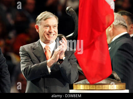 Il presidente tedesco Horst Koehler dà una mano durante la cerimonia di apertura al 2007 la Germania pallamano campionato mondiale a Berlino, Germania, Venerdì, 19 gennaio 2007. La partita di apertura Germania vs Brasile sarà seguire subito dopo. Foto: Rainer Jensen Foto Stock