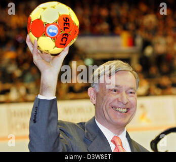 Il presidente tedesco Horst Koehler mostra un handball durante la cerimonia di apertura al 2007 la Germania pallamano campionato mondiale a Berlino, Germania, Venerdì, 19 gennaio 2007. La partita di apertura Germania vs Brasile sarà seguire subito dopo. Foto: Gero Breloer Foto Stock