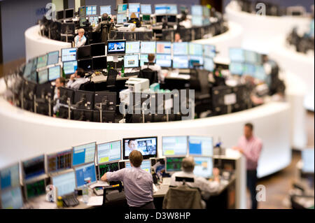 Frankfurt am Main, Germania, Aktienhaendler il trading floor della Borsa di Francoforte Foto Stock